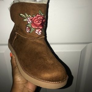 Cute tan winter boots :)